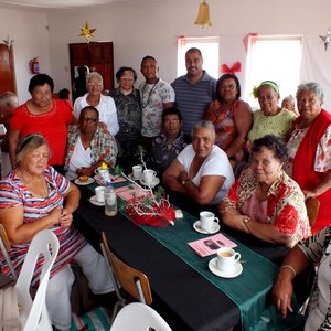 Gansbaai Dept trakteer Bejaardes 2